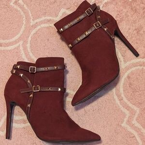 le chateau Women's Suede Burgundy Gold Stud-Trim Pointed Ankle Booties NWOT
